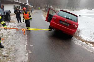 Ledovka a námraza připravily řidičům i hasičům horké chvilky