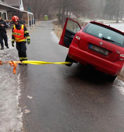 Ledovka a námraza připravily řidičům i hasičům horké chvilky