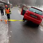 Ledovka a námraza připravily řidičům i hasičům horké chvilky