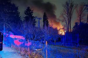 Požár zachvátil chatu, hasičům se podařilo zabránit rozšíření ohně na autoservis