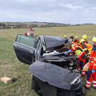 Po střetu autobusu a osobáku museli hasiči k vyproštění zraněných použít hydrauliku