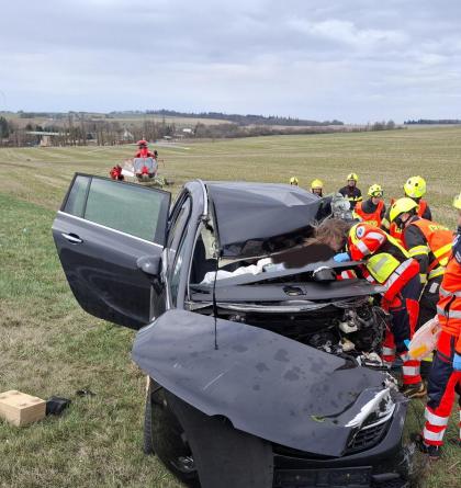 Po střetu autobusu a osobáku museli hasiči k vyproštění zraněných použít hydrauliku