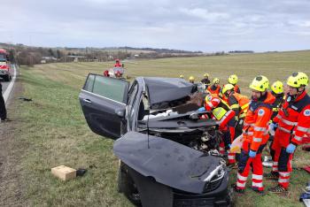 Po střetu autobusu a osobáku museli hasiči k vyproštění zraněných použít hydrauliku
