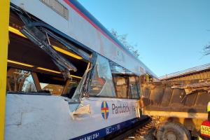 Při střetu osobního vlaku s nákladním autem došlo ke zranění několika cestujících