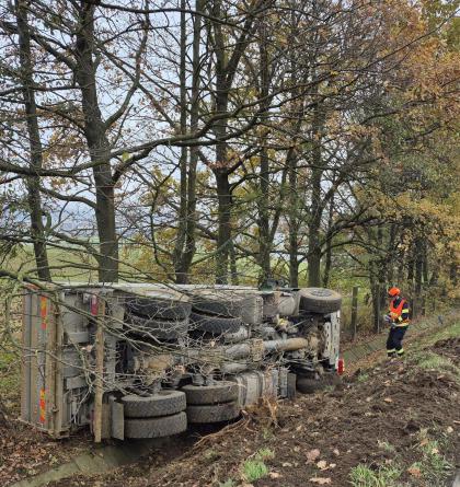 V Otrokovicích - Kvítkovicích skončilo nákladní mimo silnici na boku