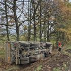 V Otrokovicích - Kvítkovicích skončilo nákladní mimo silnici na boku