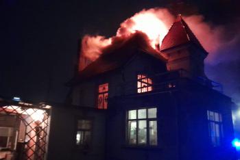 Při požáru střechy a půdy ve Šluknově zachránili hasiči čtyři lidi